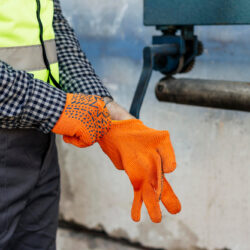 travailleur-mettant-gants-protection
